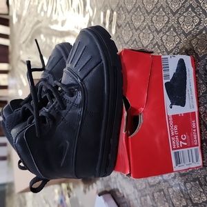 Nike Woodside High snow boots 7c
